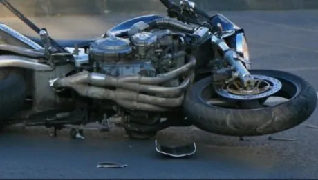ULTIMA ORĂ   Accident cu o motocicletă și o mașină de taxi