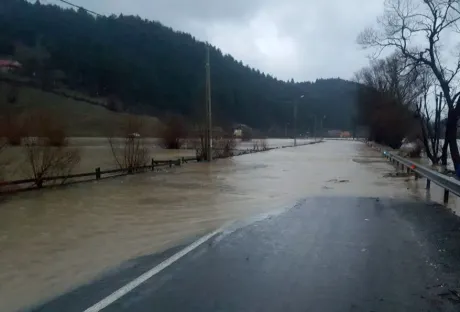 Apa a inundat DN2-E85, dinspre Adjud spre Focșani