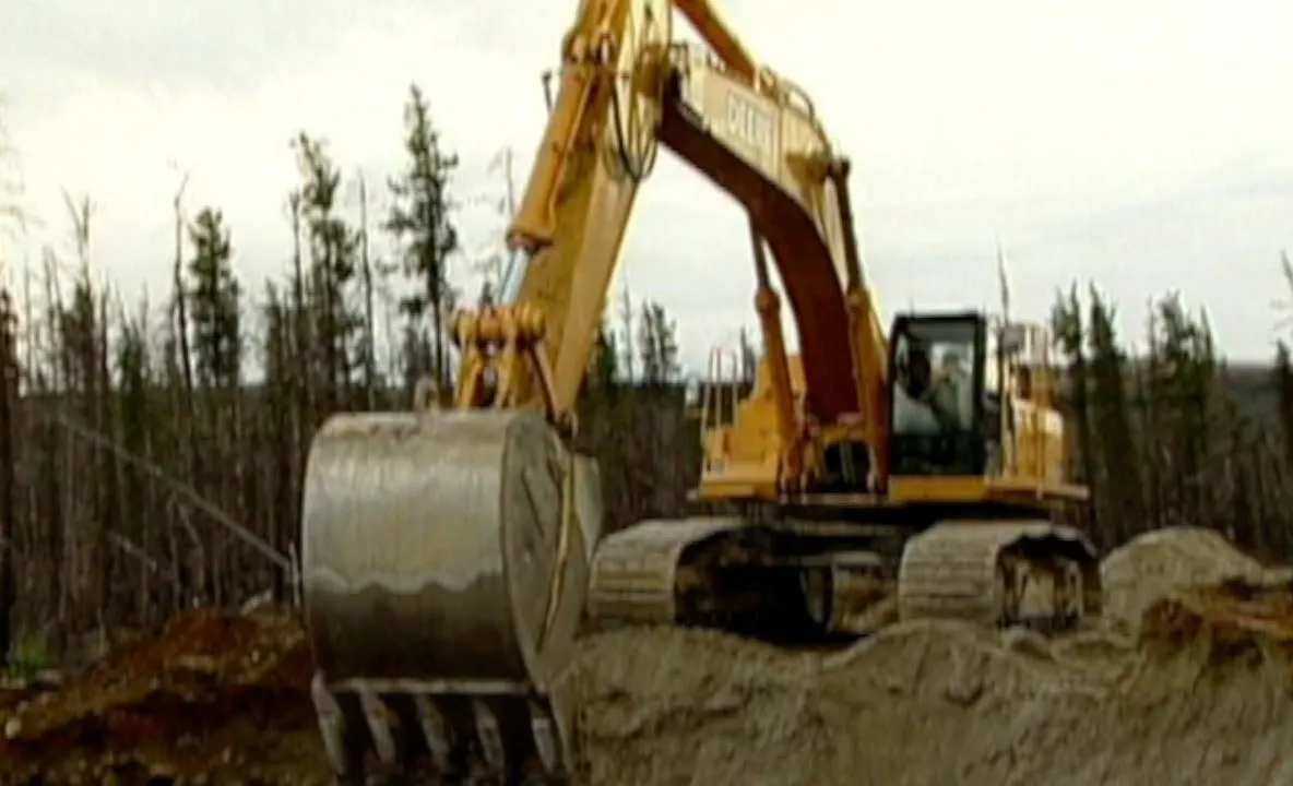 Un bărbat a ajuns la spital după a fost lovit de un excavator