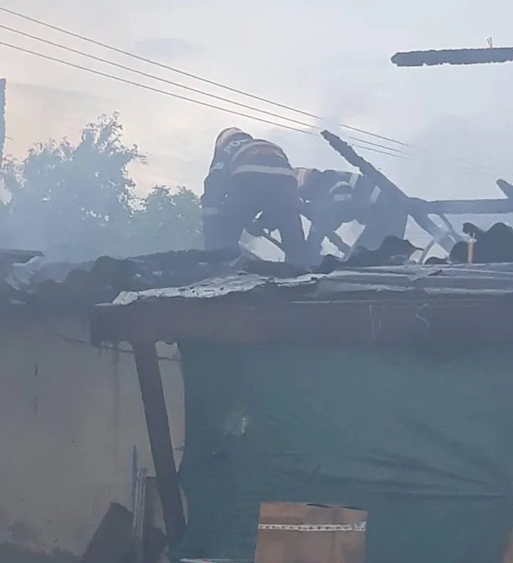 FOTO  Păsări arse și pagube materiale în urma incendiului de la Panciu