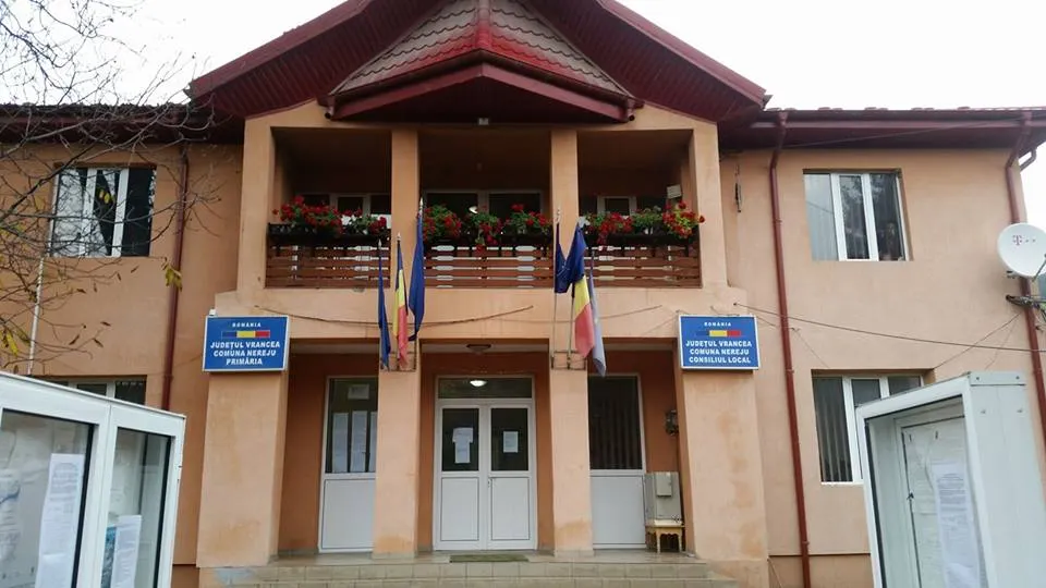 Nereju: membrii unei familii s-au bătut în sediul Primăriei