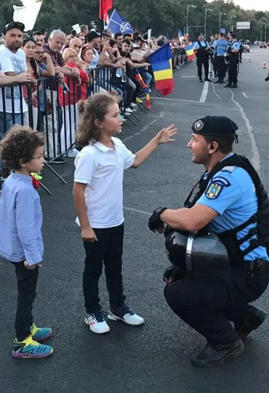 INTERVIU EXCLUSIV I Mama copiilor folosiți de jandarmi pentru PR pozitiv: mi-au folosit copiii abuziv! Nu au avut acordul meu pentru folosirea fotografiei