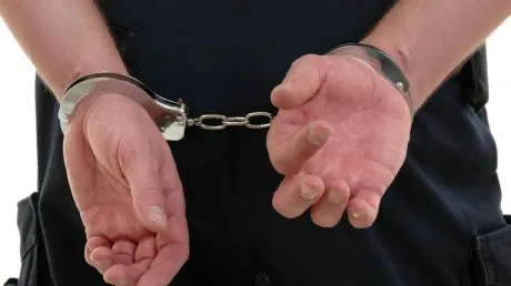 Doi tineri din Adjud, cercetați pentru tentativă de viol și violare de domiciliu