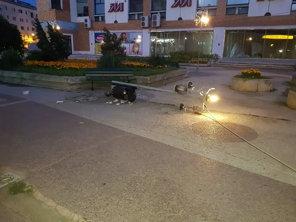 FOTO   Mobilierul stradal din piațeta Milcov, distrus, azi-noapte