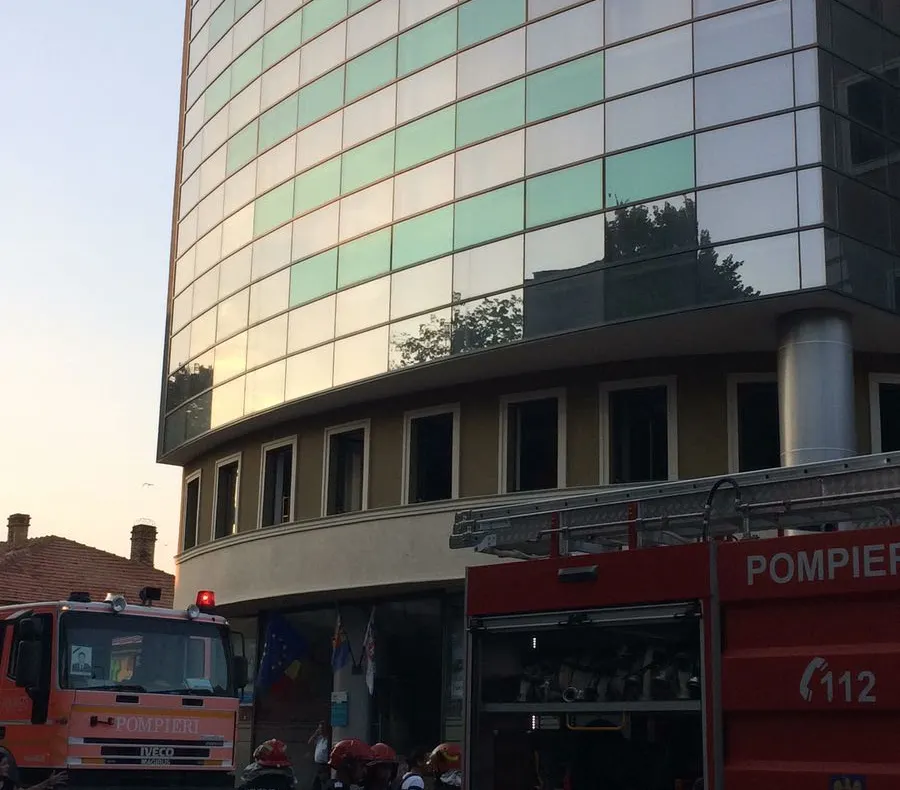 ULTIMA ORĂ  FOTO  Persoană carbonizată în incendiul de la Dumbrăveni