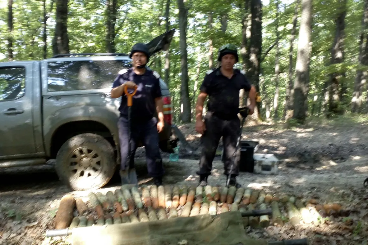 FOTO   Căutătorii de vestigii de război au găsit zeci de proiectile