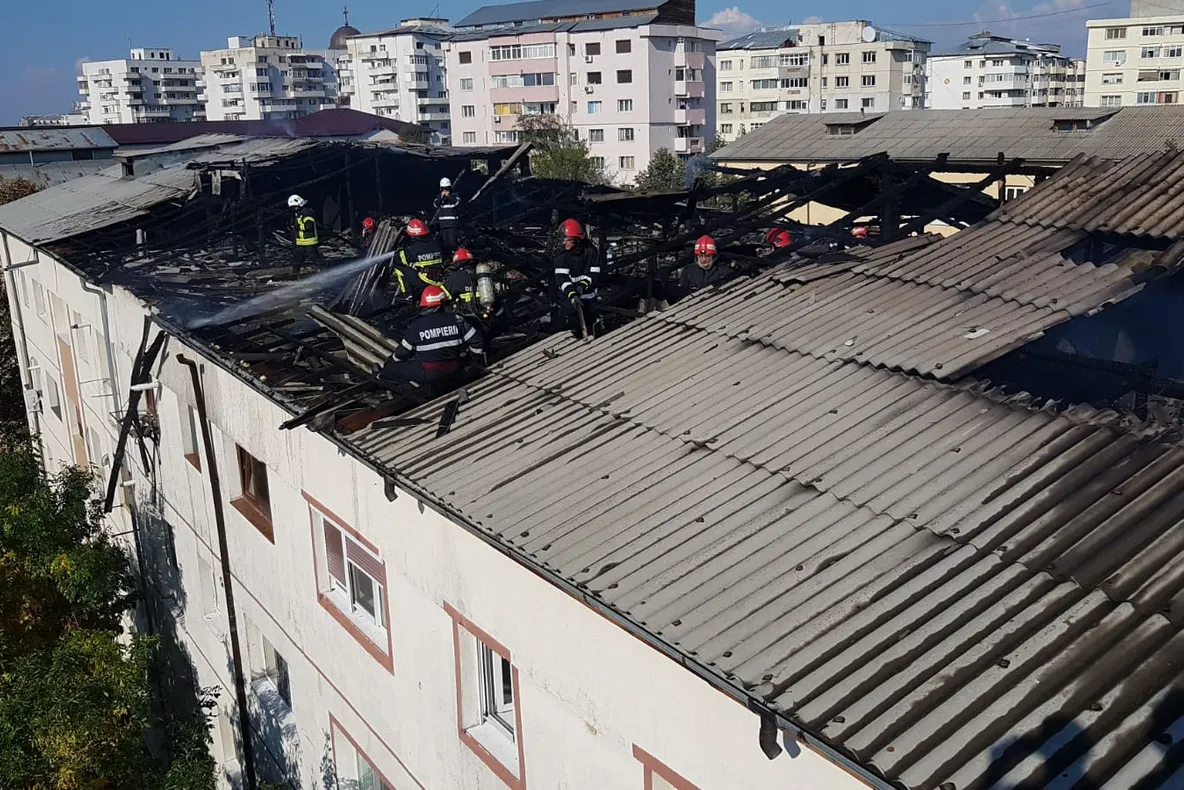 Incendiu la un bloc din Focșani. Două persoane, intoxicate cu fum, au primit îngrijiri medicale