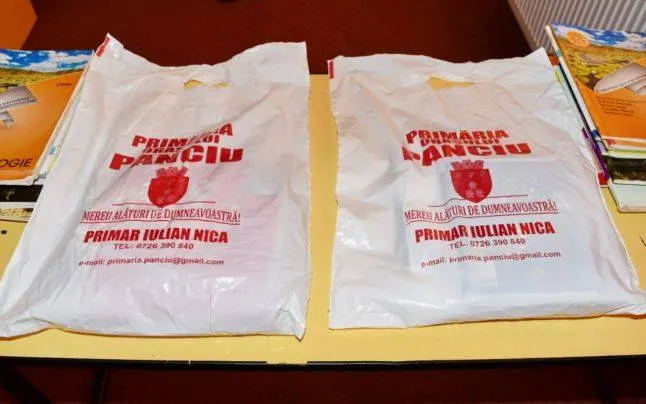 Primarul PSD din Panciu își face campanie cu rechizitele elevilor și preșcolarilor. A împărțit la grădiniță pungi cu numărul său de telefon