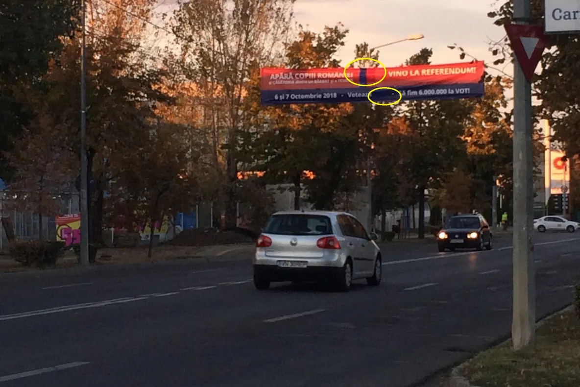 Susținătorii referendumului au vopsit bannerele din Focșani pentru a nu se mai supune legii electorale