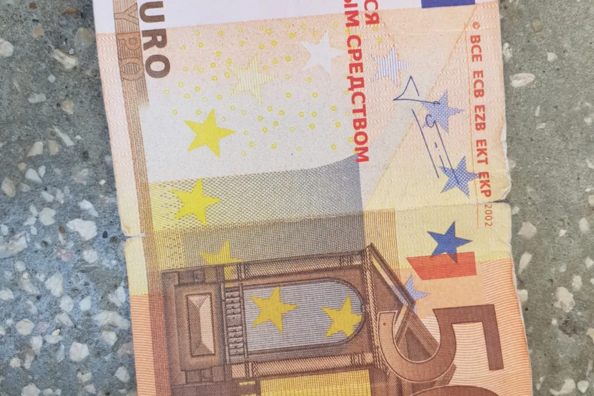 Un tânăr a vrut să cumpere un telefon, de la un jandarm, cu euro falși