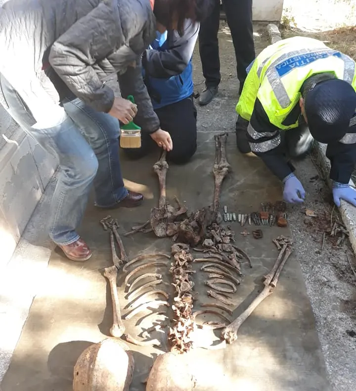 FOTO   Căutătorii de vestigii de război au găsit un schelet la Soveja, probabil al unui mort în primul război mondial