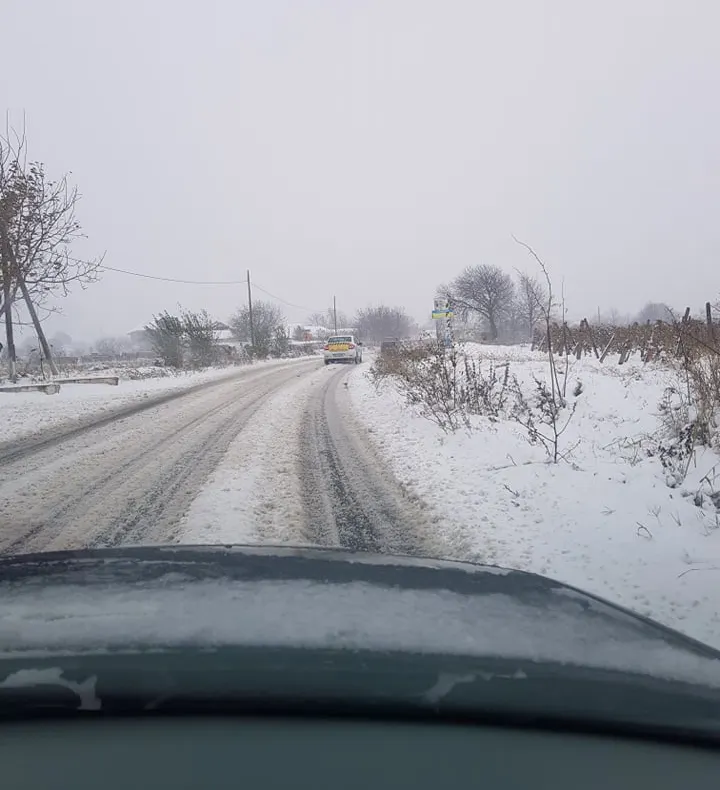 Un autobuz cu persoane și alte 7 mașini, blocate în zăpadă, între Domnești și Păunești