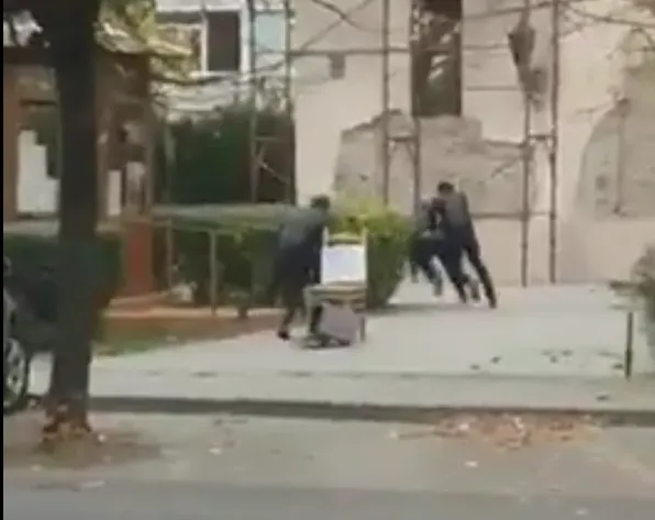 VIDEO Trei tineri au spart cutia milei de la biserica din Obor și au furat banii pentru acoperiș