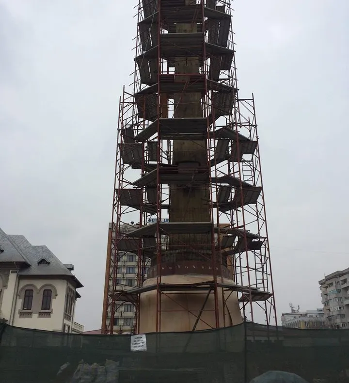 ÎN PUR STIL PSD: Obeliscul din Piața Unirii din Focșani nu e reabilitat nici acum, deși termenul de finalizare a lucrărilor expiră azi