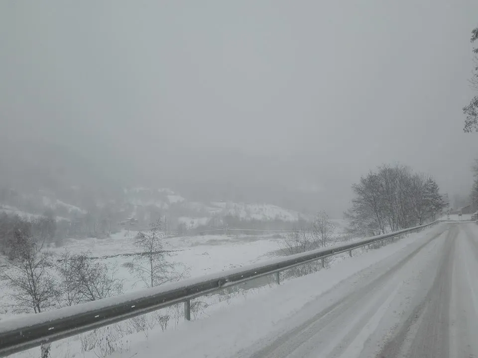 Ninge până diseară în Vrancea. Marți și miercuri vor fi precipitații mixte