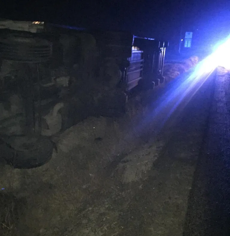 Camion cu alimente, răsturnat la Dumbrăveni