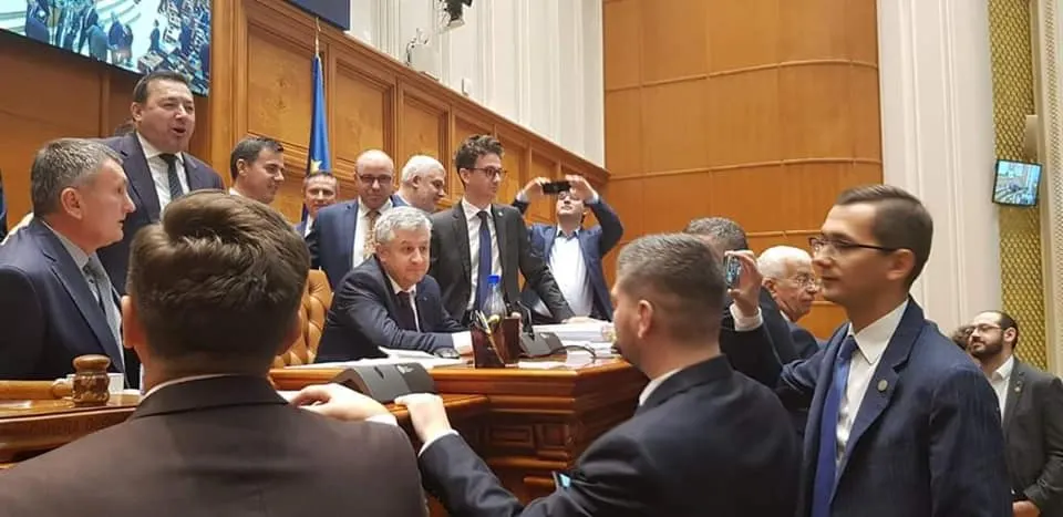 SCANDAL ÎN PARLAMENT Deputatul liberal Ion Ștefan i-a zgâlțâit scaunul deputatului poreclit "Ciordache"