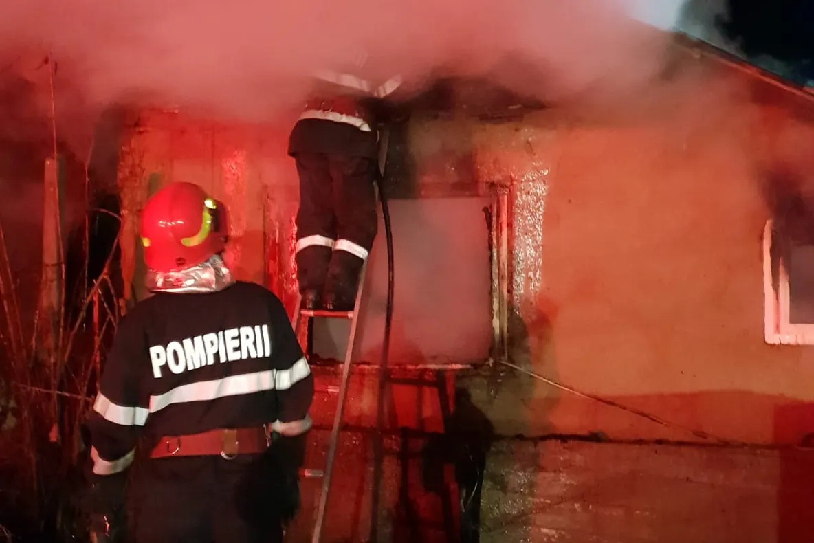Incendiu, azi noapte, la Bordești. Un bătrân a făcut atac de panică