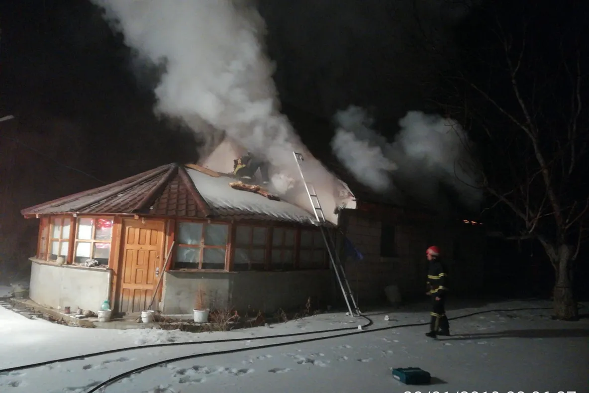 Incendiu, azi noapte, în Câmpineanca. 20 de sicrie făcute scrum