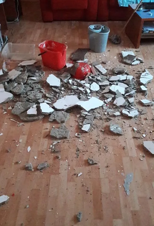 FOTO  Indiferența autorităților: cum arată locuința de serviciu a unui actor focșănean. De 12 ani, Primăria nu vrea să repare acoperișul blocului