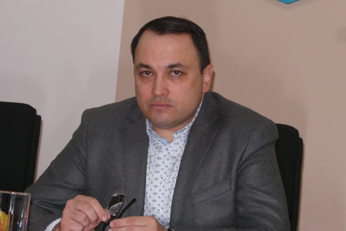 După ce le-a mărit salariile angajaților, cu banii de la modernizarea străzilor, Primăria Focșani a ajuns la fundul sacului și le îngheață