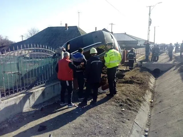 FOTO  Accident spectaculos la Haret. Un șofer a ajuns cu autoturismul de teren în gard