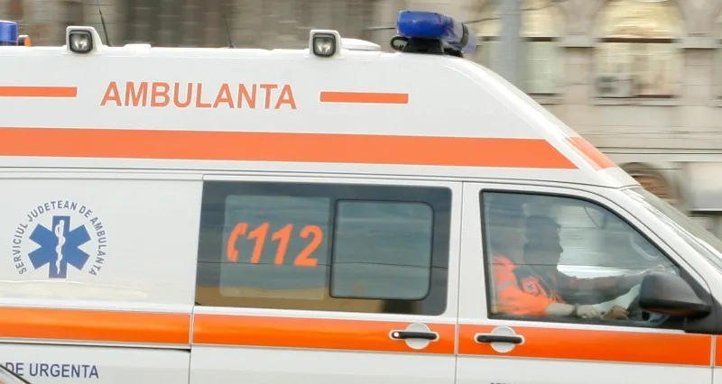 Copil de aproape 2 ani, găsit în scara unui bloc din Adjud