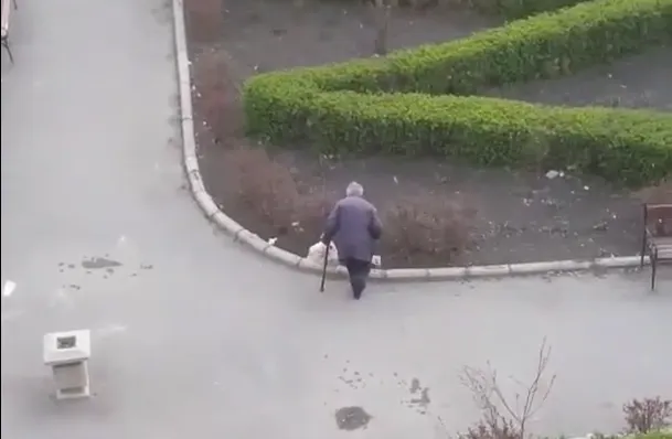 VIDEO RUȘINOS PENTRU FOCȘANI: un focșănean cu handicap strânge gunoaiele aruncate de alții