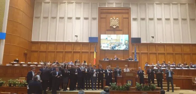 Deputații PNL au protestat cu banderole albe, în plen, pentru retragerea Ordonanței 7 a lui Tudorel Toader