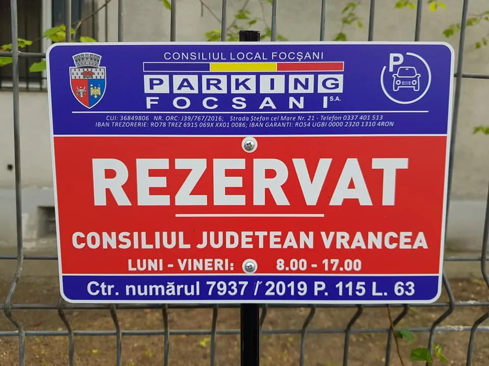 Slugărnicia lui Misăilă nu mai are limite: toată parcarea din spatele Hotelului Unirea, rezervată CJ-ului lui Oprișan
