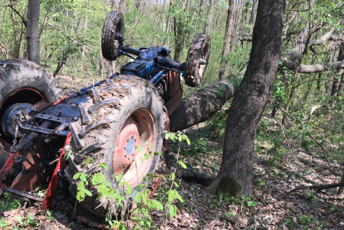 ULTIMA ORĂ  FOTO  Bărbat strivit de un tractor, în pădure