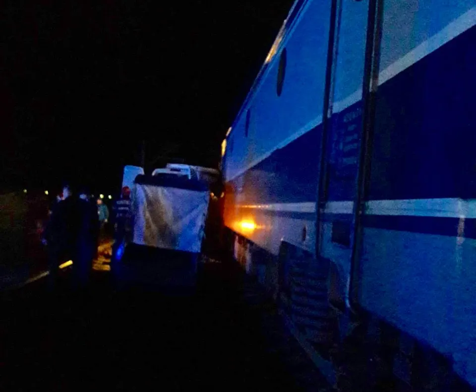 Surse: șoferul microbuzului lovit de tren în Buzău consumase băuturi alcoolice