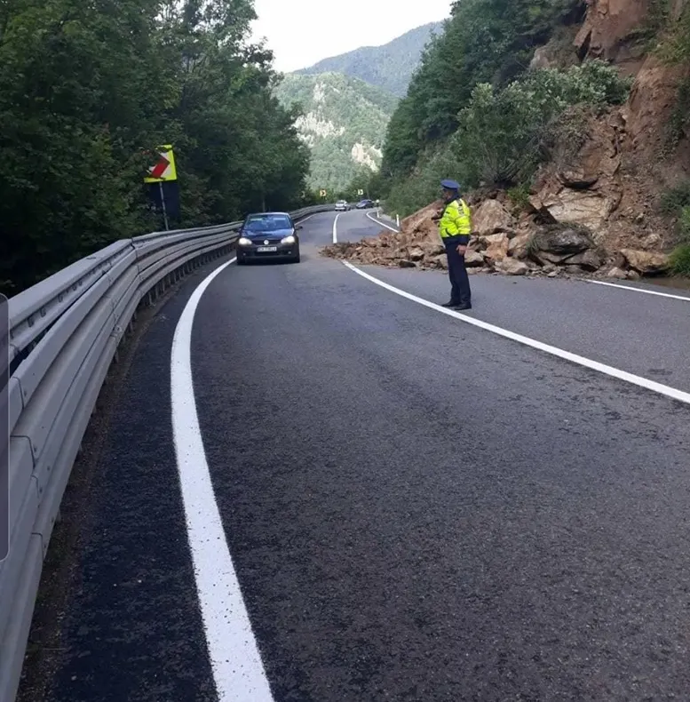 ULTIMA ORĂ   Atenție, șoferi! Bolovani căzuți pe DN2D