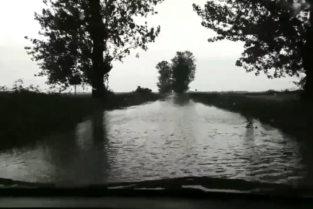 VIDEO Drumul județean 202 E- Sihlea- Voetin-Bogza, inundat, prilej de pamflet pentru localnici