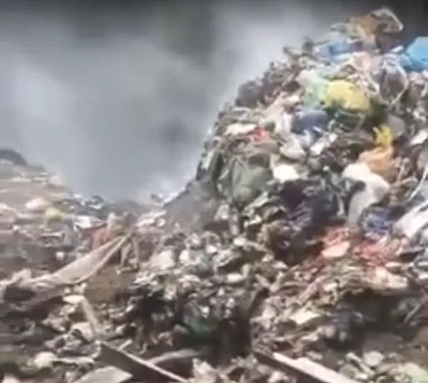 VIDEO În timp ce Arafat inaugura stații ISU în Vrancea, păncenii se intoxicau cu fum de gunoi ars iar primarul Nica felicita pompierii