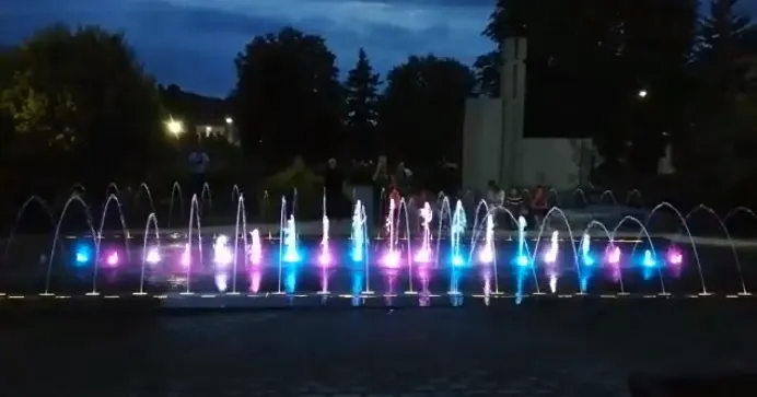 Pompierii încearcă să salveze o persoană căzută în fântână