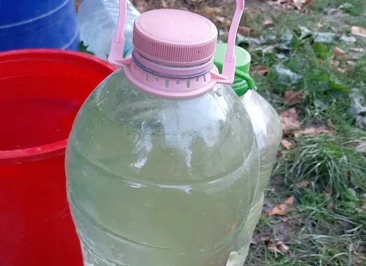 VIDEO Apă infectă furnizată ca apă potabilă la Cotești. Primarul dă din umeri, CUP nu răspunde