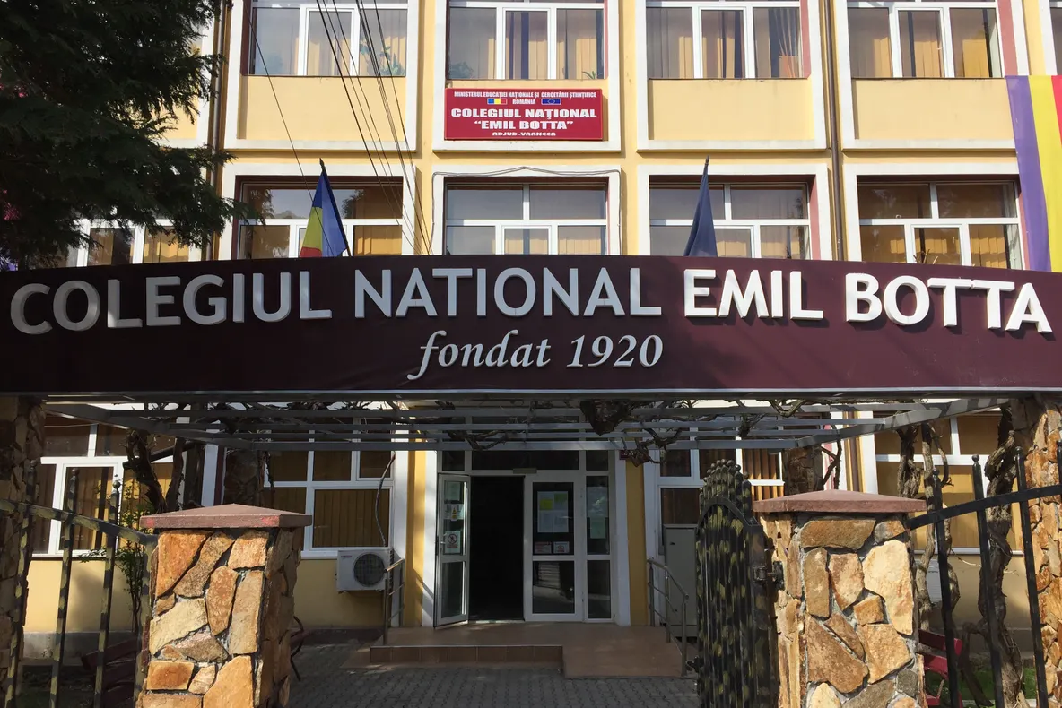 Bătaie între doi elevi de la Colegiul Botta din Adjud. Un elev la spital, celălalt la poliție