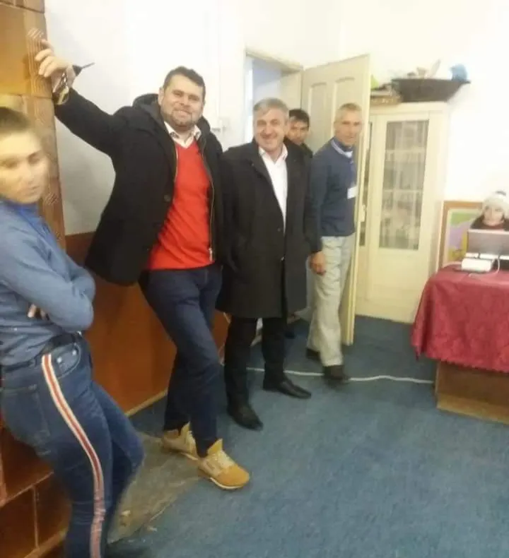Încep probleme în secțiile din Vrancea. La Năruja și Negrilești, primarii PSD stau în secții și cară oamenii la vot, acuză reprezentanții Opoziției