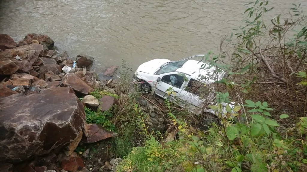 Urmărire ca-n filme în Vrancea. Un șofer fără permis a plonjat cu mașina în râu pentru a scăpa de Poliție
