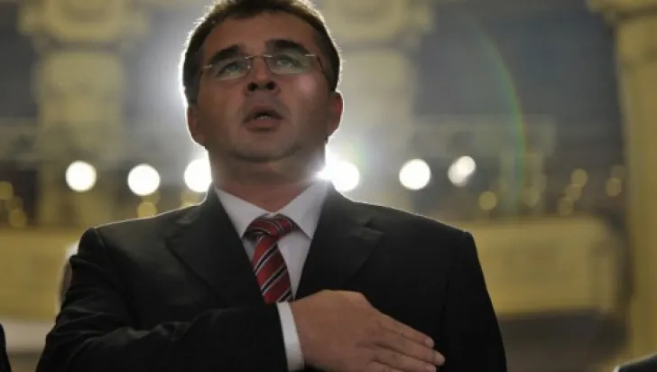 Patriotul Oprișan a lipsit de la sărbătorirea Zilei Naționale, de la Focșani. Se pare că baronul e în vacanță, într-o insulă exotică