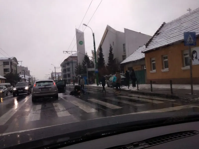 Șoferul care a intrat cu mașina în vitrina unui magazin - căutat de polițiști