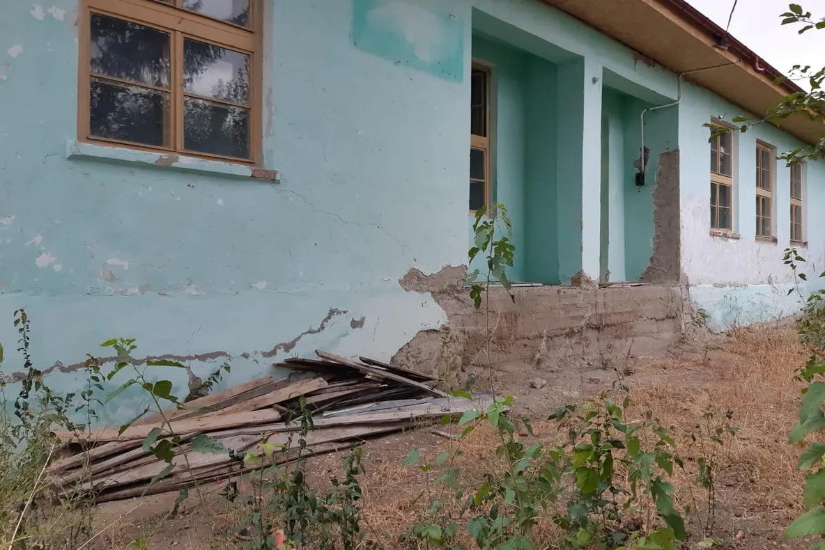 GALERIE FOTO Jaful prin PNDL, "desăvârșit" în comuna vrânceană Tănăsoaia. Școală cu finanțare PNDL, în paragină