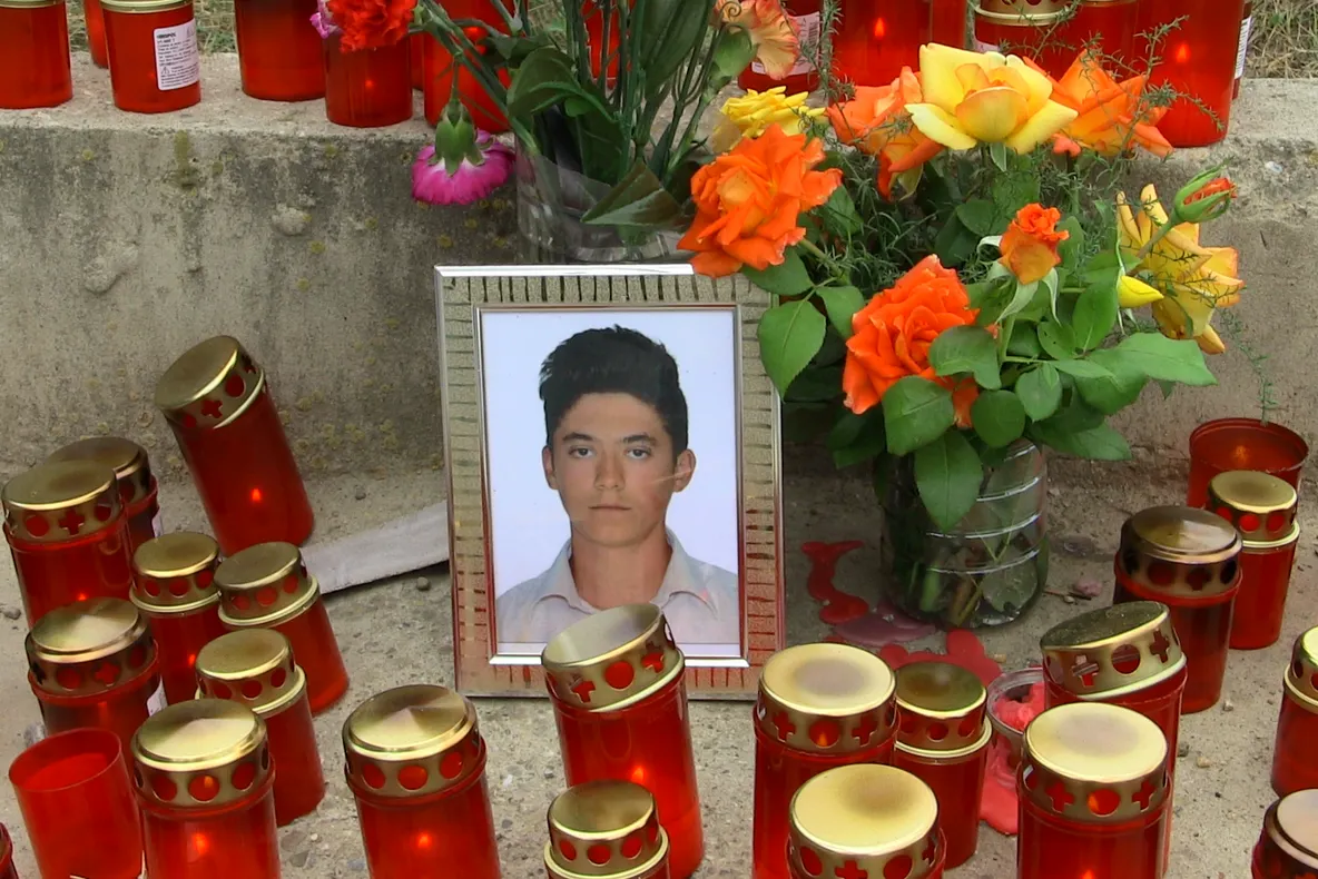 JUSTIȚIE ROMÂNEASCĂ - doi ani de pușcărie și e liber, după ce a rupt gâtul unui tânăr de 16 ani