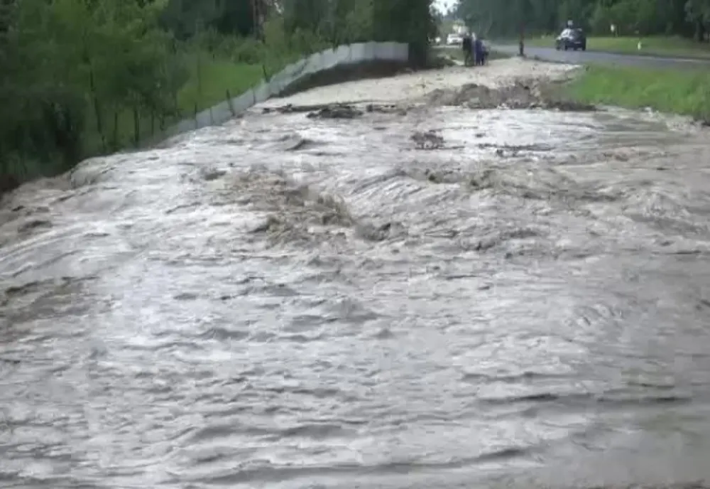 Un bărbat de 49 de ani a murit după ce a fost luat de apă, cu tot cu căruţă