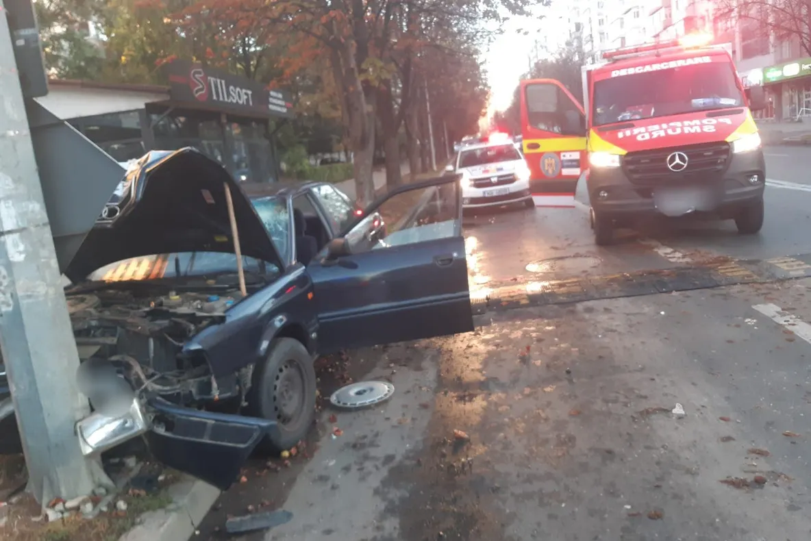 VIDEO A intrat, rupt de beat, cu mașina, într-un stâlp din Focșani