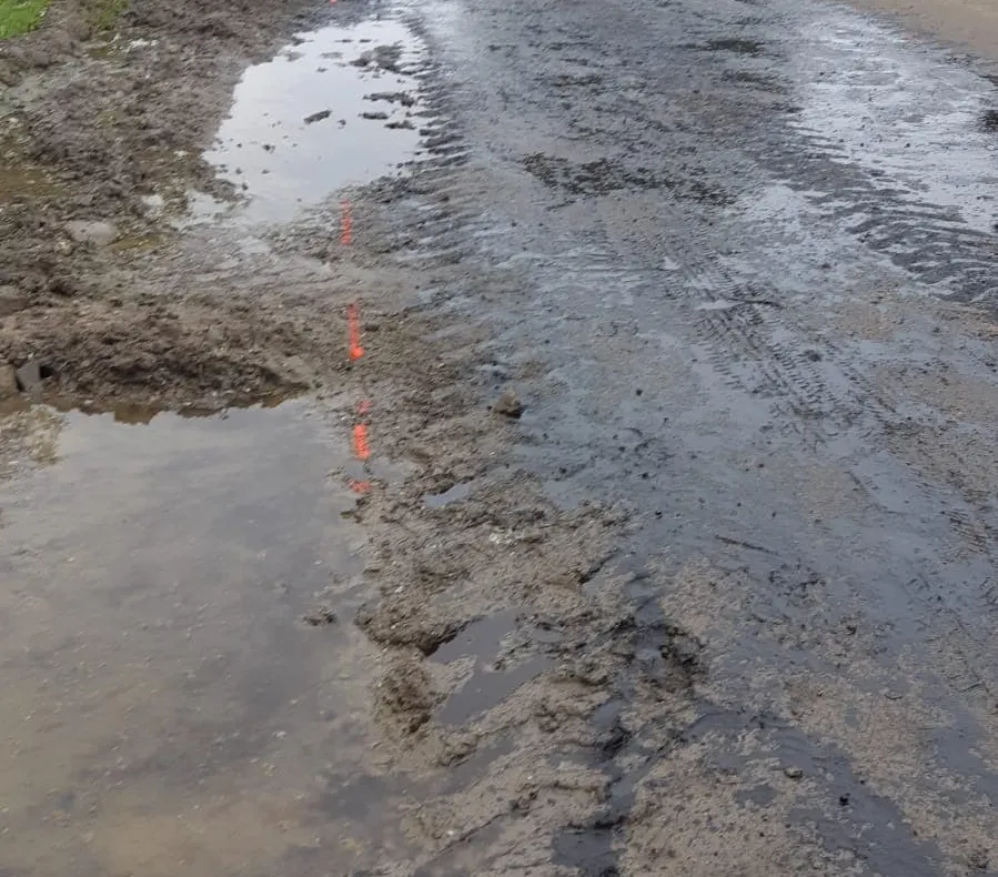 VIDEO Bătaia de joc continuă - asfaltare direct pe nămol la Tănăsoaia