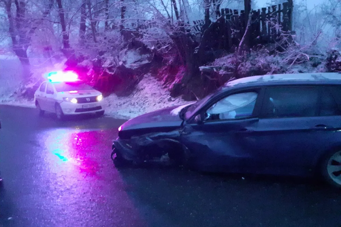 Accident la Vizantea. Două mașini implicate, trei persoane rănite, un șofer băut