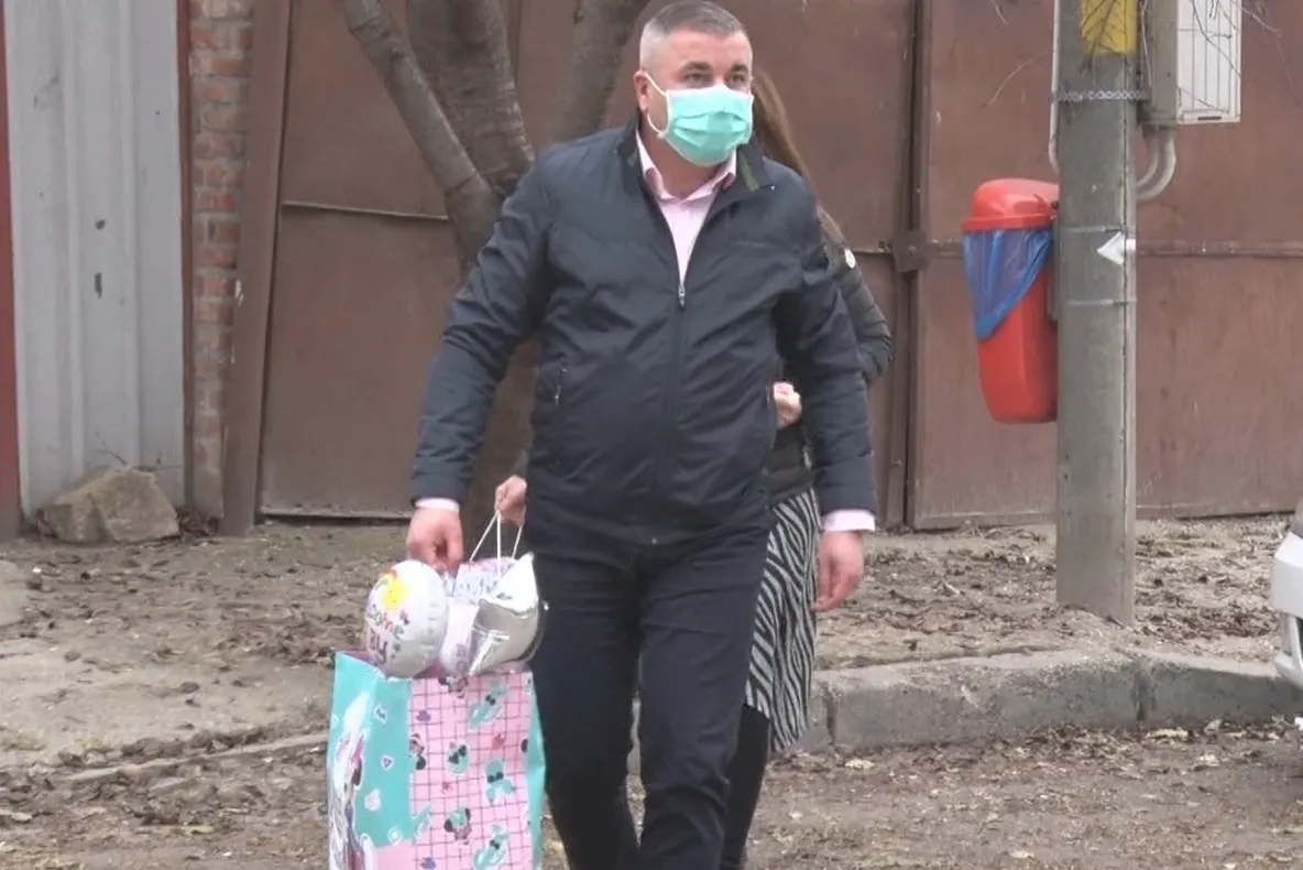 VIDEO Impresionat de drama familiei gravidei decedate de Covid19, șeful Ambulanței Vrancea îi va boteza fetița nou născută