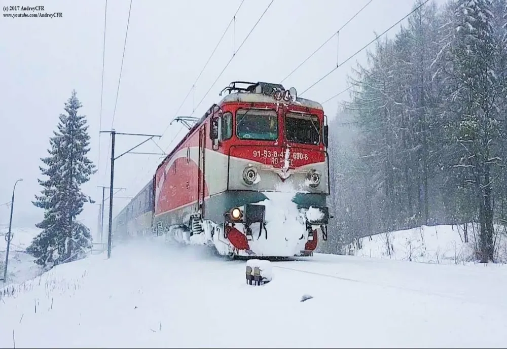 Trenul Regio Siculeni-Focşani, cu circa 30 de călători, are aproape trei ore întârziere, după ce şinele s-au rupt din cauza gerului
